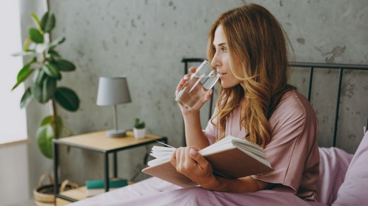 Uyku öncesi aşırı sıvı tüketimi gece sık idrara çıkmaya sebep olabilir.