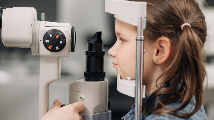 Stargardt hastalığı, kalıtsal olarak aktarılan ve özellikle merkezi görmeyi etkileyen bir retina bozukluğudur.