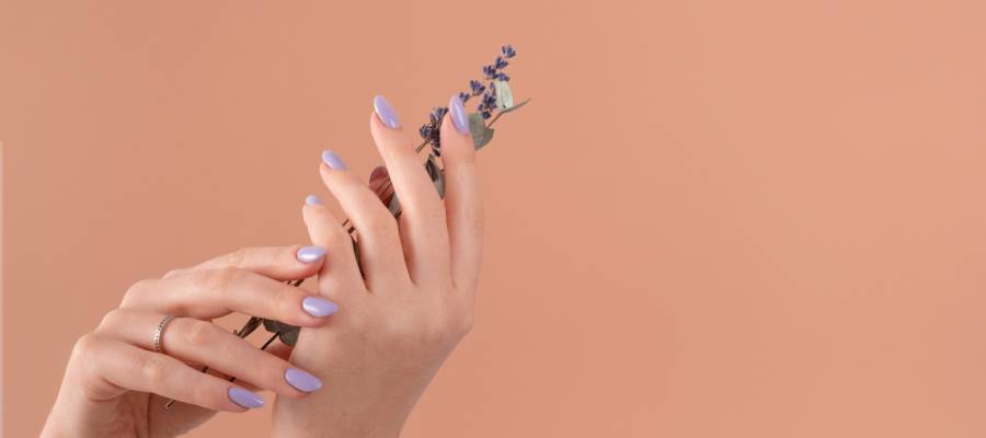 Tırnak çevresi kuruluğu ve nem eksikliği şeytan tırnağına neden olabilir.