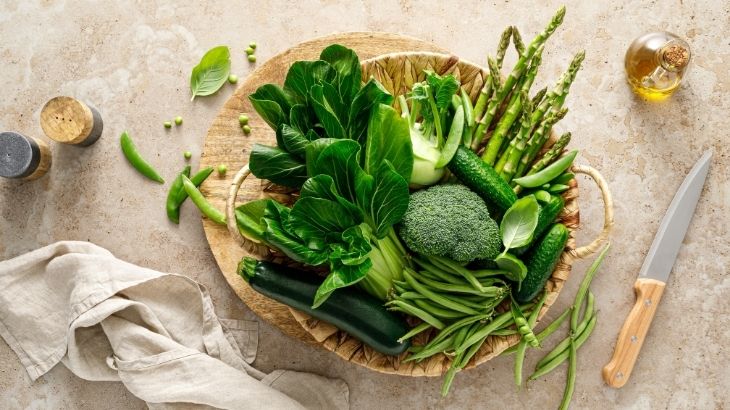 Yeşil yapraklı sebzeler hem demir hem de magnezyum içeriğiyle şişkinliği azaltır.