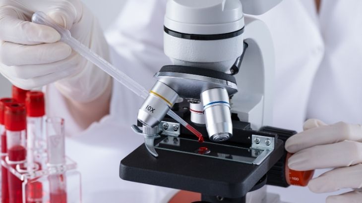 HIV enfeksiyonu şüphesi olan durumlarda zaman kaybetmeden test yaptırmak, hem bireysel hem toplumsal sağlık açısından oldukça önemlidir.