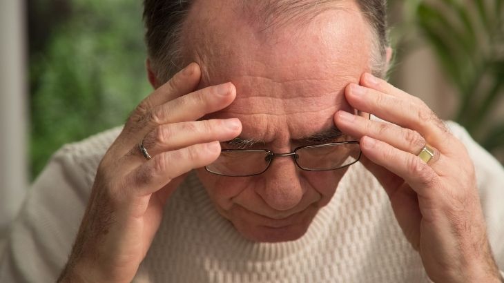 Asetilkolin eksikliği, yaşlı bireylerde hafıza sorunlarına ve kafa karışıklığına yol açabilir.