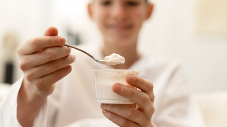 Yoğurt; protein, kalsiyum, B ve D vitamini gibi vücut için önemli besin maddeleri içerir.