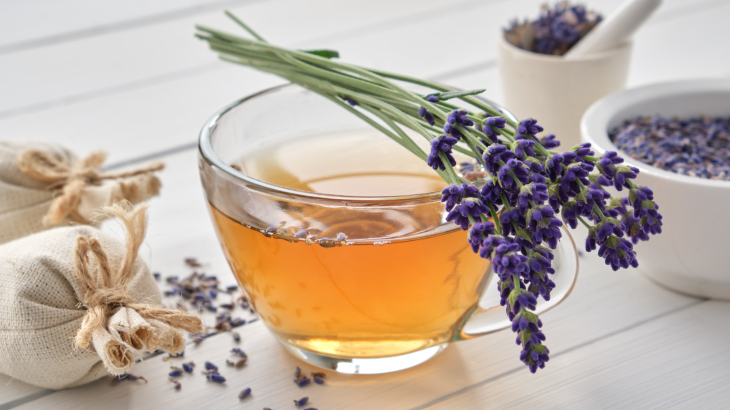 Lavanta çayı, uyku bozukluklarının neden olduğu yorgunluk durumunu hafifletir. 