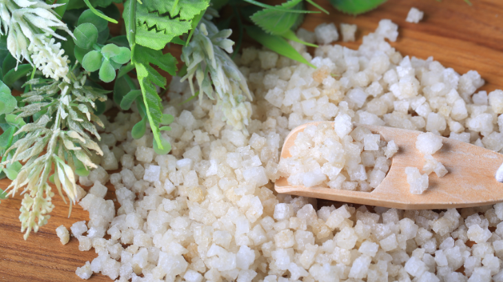 Suya karıştırılarak ayak banyosu ya da vücut kompres şeklinde uygulanan bu tuz, evde konforlu bir bakım rutini oluşturmak isteyenler için pratik alternatiftir. 