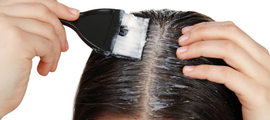 Hindistan cevizi yağı saç diplerine ve uçlarına masajla uygulanabilir.