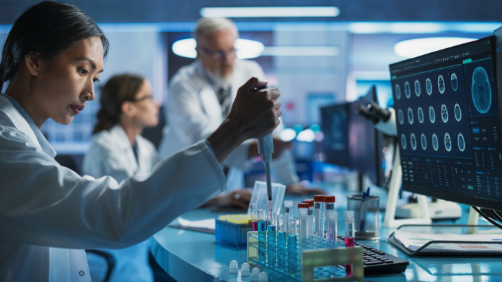 Tedavisi, hastalığın ilerlemesini durdurmasa da semptomları yönetmek ve yaşam kalitesini artırmak üzerine kurulur.