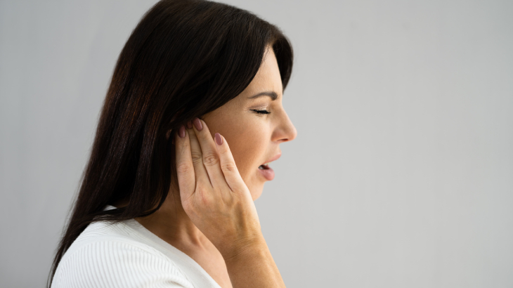 Kulak nezlesi belirtileri arasında çınlama, kulaklarda dolgunluk hissi, kulak ağrısı ve bazen denge sorunları yer alır.