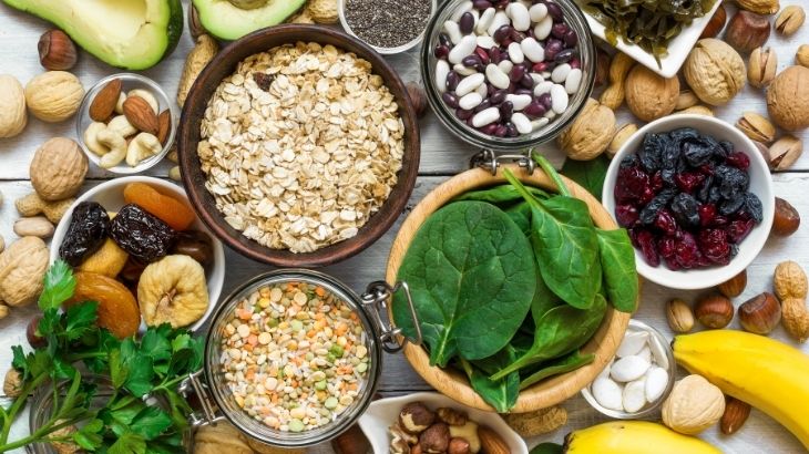 Yeşil yapraklı sebzeler ve kuruyemişler yüksek miktarda magnezyum içerir.