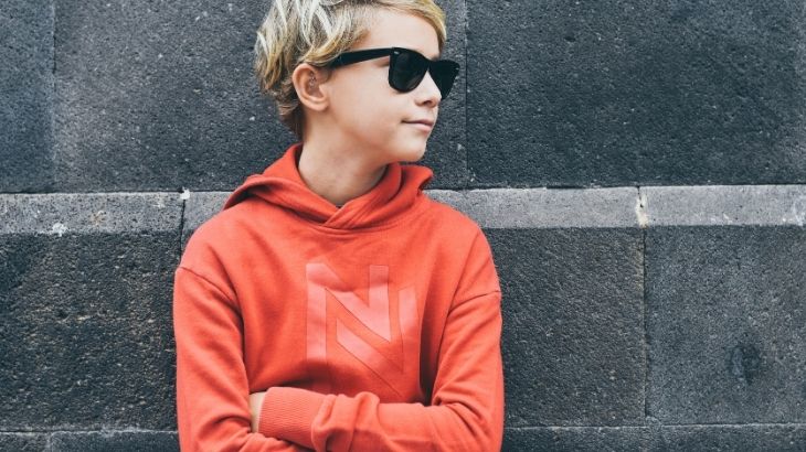 Stargardt hastalığı yaşayanların güneş gözlüğü kullanması gözü UV ışınlarından korumak için önemlidir.