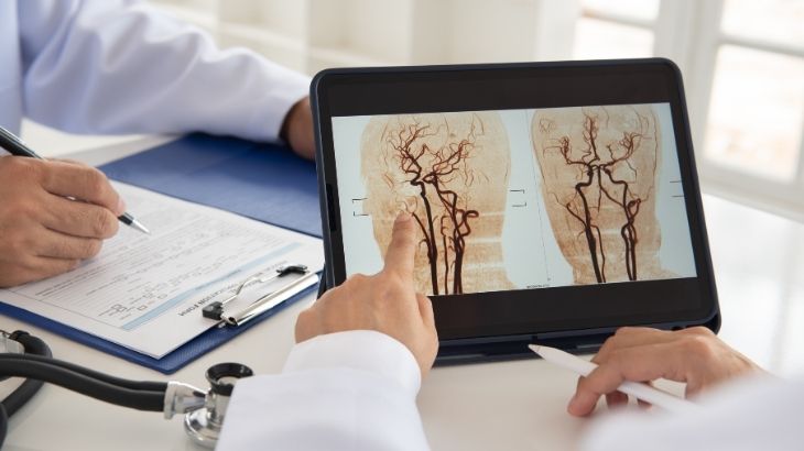 Beyin anjiyosu inme, tıkanıklık gibi durumlarda yapılır.