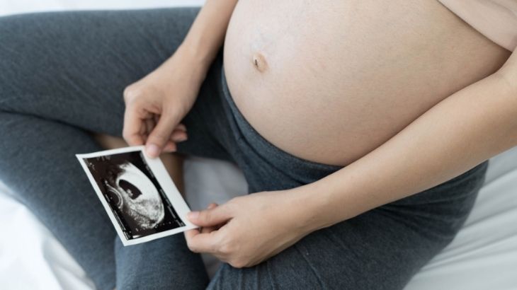 28 hafta gebe anne ultrason resmine bakıyor