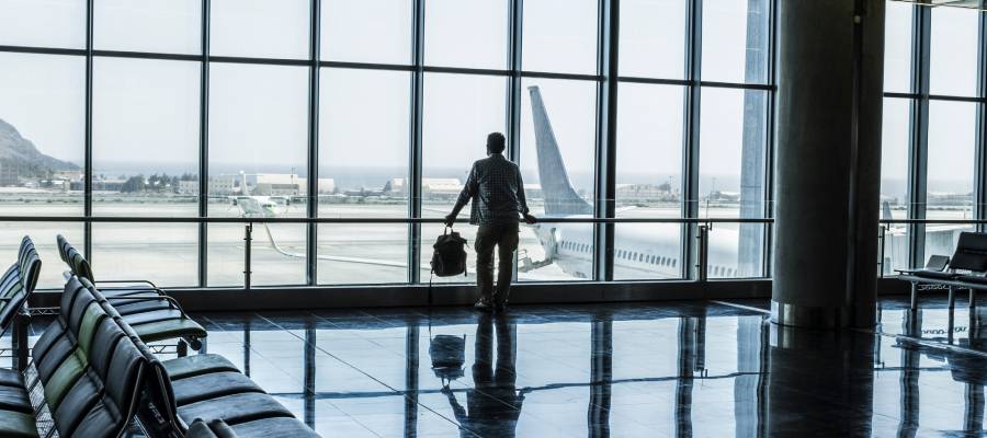 Uçak korkusu (aerofobi), uçuş sırasında aşırı endişe ve panik ataklara yol açabilir.