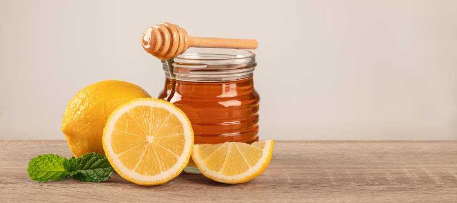 Boğaz ağrısını hafifletmek için doğal karışım: Bal, limon ve nane.