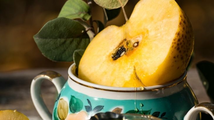 Ayva çayı pratik olmasının yanında faydalarıyla da sık sık tüketilen bir bitki çayıdır.