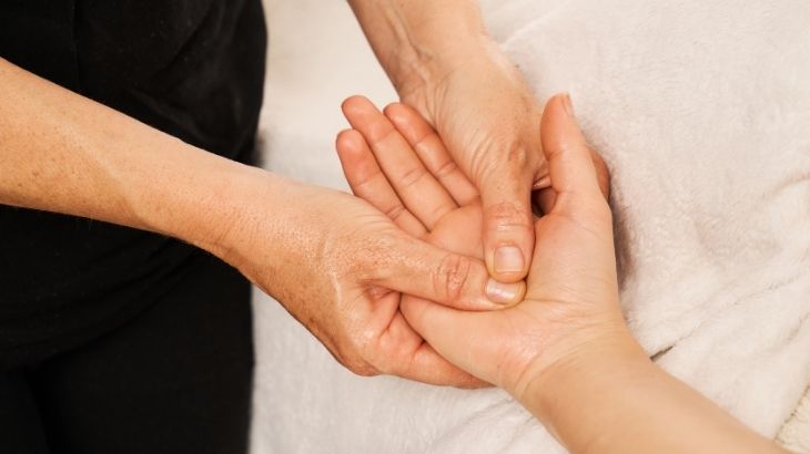 Refleksoloji ile el veya ayak tabanına baskı uygulanarak organların ve sistemlerin işleyişine destek olunur.