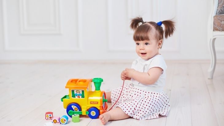 Sağlıklı bir oturma pozisyonunda, bebeğin sırtı doğal eğrisini korurken kalçası tam desteklenir ve ayaklar dengeli şekilde zemine temas eder. 