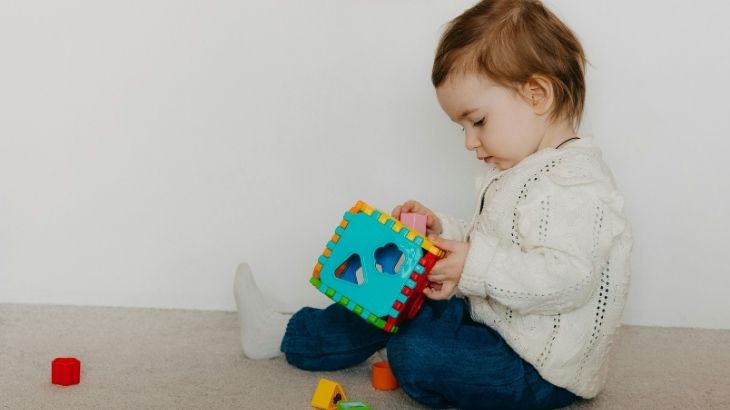 Bebekleri aşırı yastık veya destekle doğal duruşu bozacak şekilde oturtmak doğru bir hamle değildir.