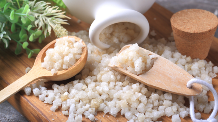 Epsom tuzu, magnezyum sülfat içeriği sayesinde banyo ritüellerinden cilt bakımına kadar birçok alanda tercih edilen doğal mineraldir.