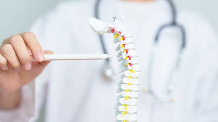 Bu işlemde, omur içine balon yerleştirilip şişirilerek çöken bölge açılır ve ardından kemik çimentosu enjekte edilerek yapı stabilize edilir. 