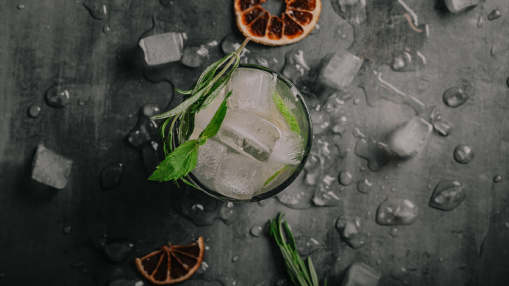 Taze çilek ve limondan hazırlanan içeceğin yapımı oldukça pratiktir.