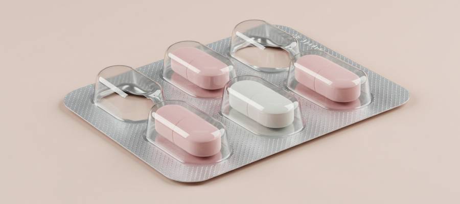 Altı adet pembe ve beyaz tablet içeren, gümüş renkli blister ambalajda adet söktürücü ilaç.