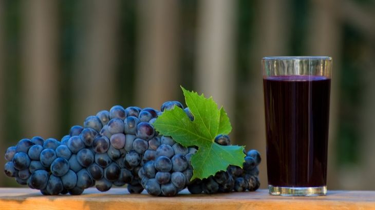 Eğer hazır üzüm suyu alıyorsanız şeker eklenmiş, katkı maddeleri içeren ve konsantre üzüm suyu tercih etmemelisiniz.