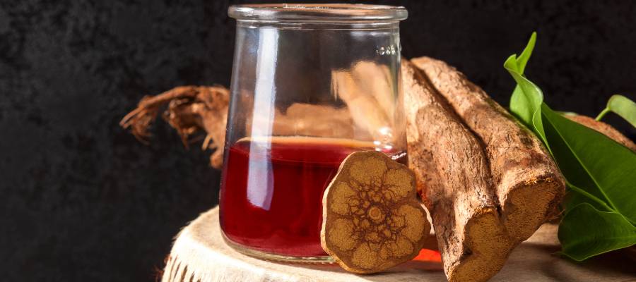 Ayahuasca çayı, halüsinojenik etkileriyle bilinen bir karışımdır.