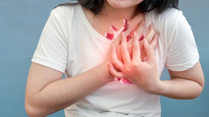 EVAR, karın veya göğüs bölgesindeki genişlemiş aort damarının, stent greft yardımıyla güçlendirilmesi işlemidir. 