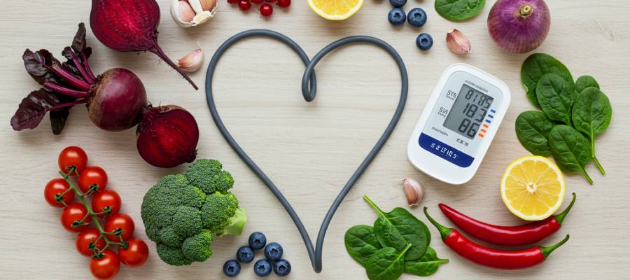 Kan basıncını dengelemek için öğünlerde tuz oranı düşük, lif ve potasyum yönünden zengin besinler tercih edilmelidir.