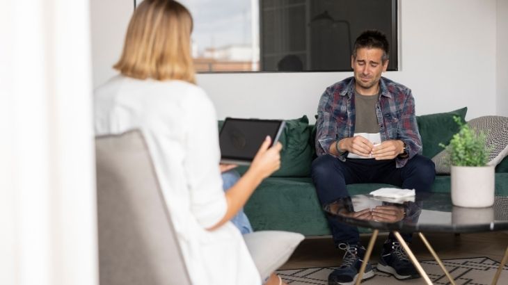 Kognitif davranışçı terapi (KDT) sayesinde kişinin yalancı kalp çarpıntısına olan düşüncesi değiştirilebilir.