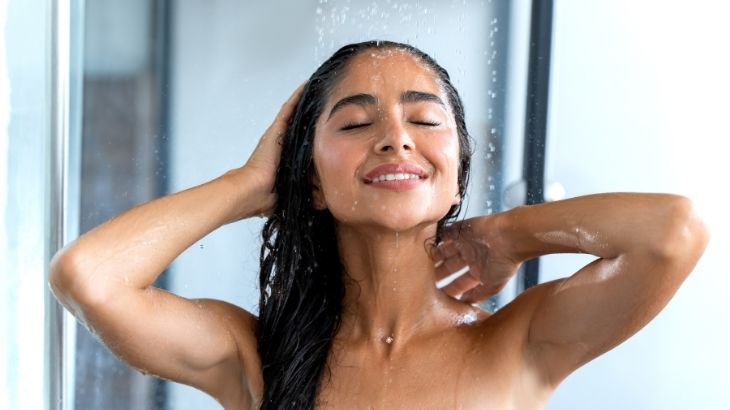 Soğuk duş, endorfin ve noradrenalin salınımını artırarak ruh halini iyileştirebilir.