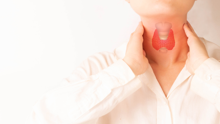 Paratiroid bezi hastalığının belirtileri arasında kas güçsüzlüğü, kemik ağrıları ve böbrek taşı oluşumu sıkça görülür.