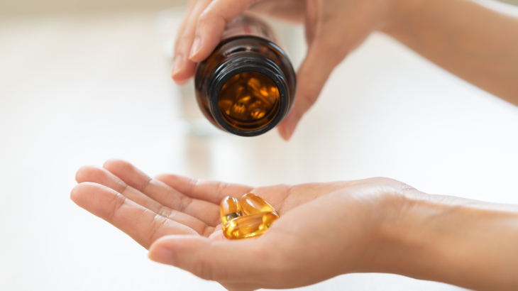 Biyotinidaz eksikliği, bebeklik döneminden itibaren cilt sorunları ve nörolojik belirtilerle de kendini gösterebilir.