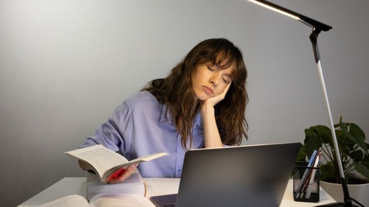 D vitamini eksikliği sürekli yorgunluk yaşanmasıyla kendini gösterebilir.