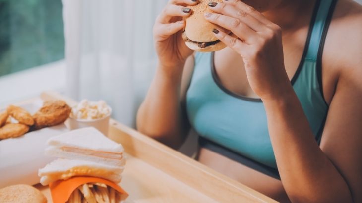 yeme bozukluğu olan, yemek yiyen kadın