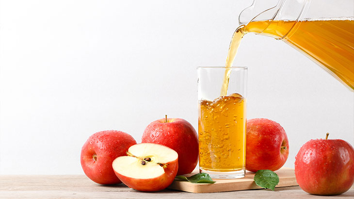 Elma suyu zengin vitamine sahiptir ve bağışıklık sistemini güçlendirmeye destek olur.