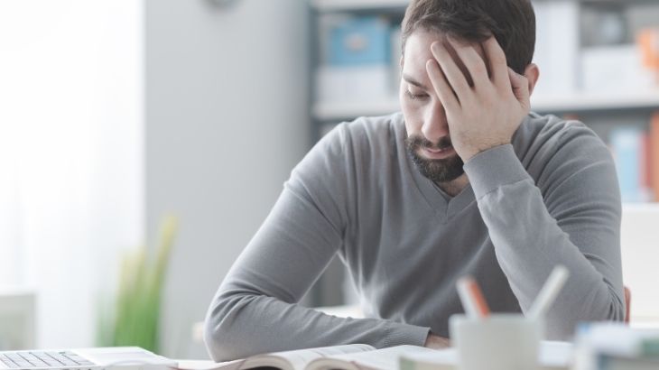 Adjuvan tedavinin yan etkileri arasında kronik yorgunluk, mide bulantısı ve cilt reaksiyonları yer alır.