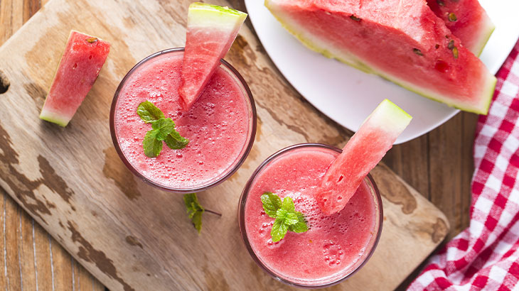Karpuz suyu hazırlamak için önce meyvenin çekirdekleri ayrılır, ardından blenderda püre haline getirilip isteğe bağlı süzülerek soğuk şekilde sunulur.