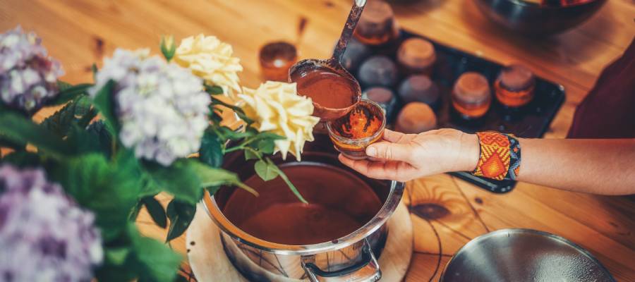 Ayahuasca kullanımı potansiyel olarak psikolojik ve fiziksel riskler taşıdığı için uzman rehberliğinde yapılması önerilir. 