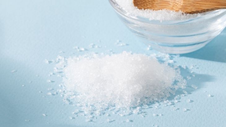 Magnezyum sülfat, suyla karıştırılarak kullanıldığında sindirim sistemini uyararak bağırsak hareketlerini artırdığı için kabızlık gibi geçici sorunlara doğal bir çözüm sunar.