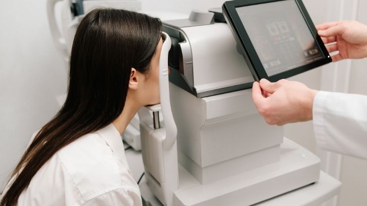 refraksiyon bozukluğu tanısı için muayene olan kadın