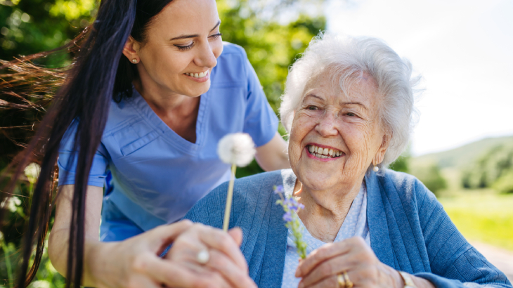 Hastalık kişilik değişiklikleri, sosyal beceri kaybı ve dil bozuklukları gibi çeşitli belirtilerle kendini gösterir.