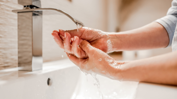 Ellerin sık sık temizlenmesi ve nemli kalmaması mantardan korunmaya yardımcı olur.