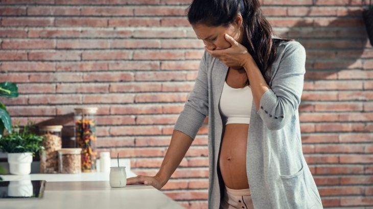 midesi bulanan hamile kadın