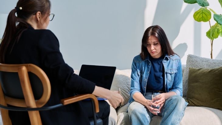 Aile dizimi, bireylerin aile içi sorunları ve çatışmaları fark etmelerini sağlar. 