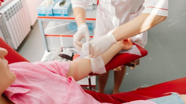 Kanser tedavisinde CEA testi tek başına bir belirteç olmasa da takip açısından oldukça önemlidir.