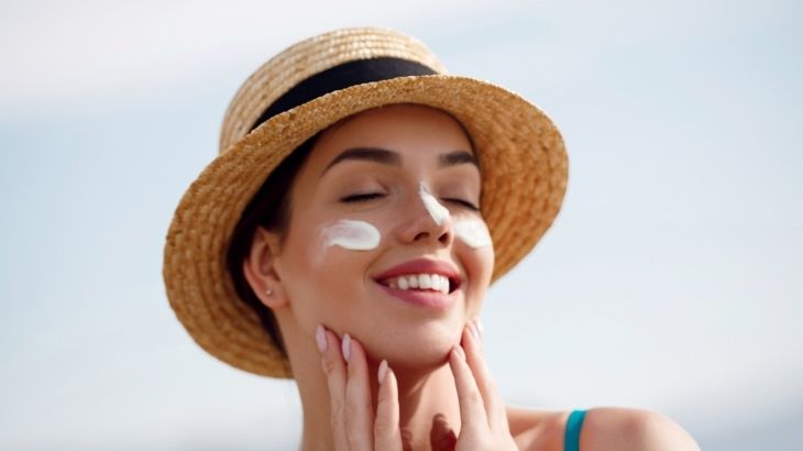 Doğru saatlerde güneşlenerek cilt sağlığınızı koruyabilirsiniz.