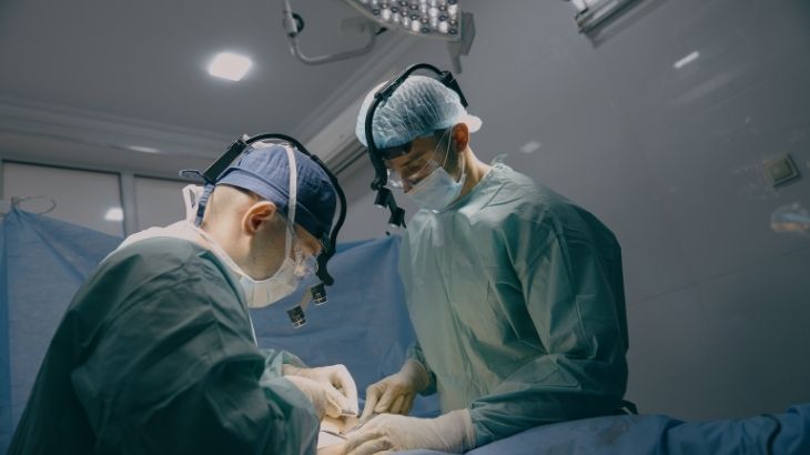 Miringotomi, kulak zarına küçük bir kesi yapılarak orta kulaktaki sıvının boşaltılmasını sağlayan cerrahi yöntemdir.