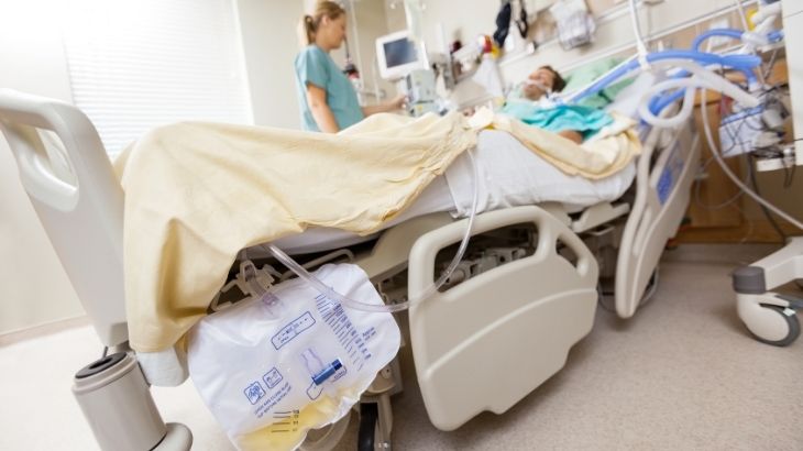 İdrarın dışarı atılması için mesane kateterizasyonu uygulanabilir.